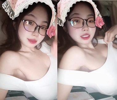 Em gái có cặp mông đẹp
